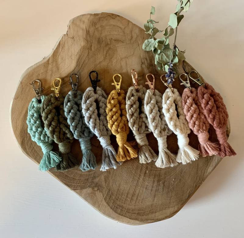 Makramee Schlüsselanhänger // Verschiedene Farben// Boho Personalisierbar Geschenk/Handgeknüpft von HaLoHandgemacht
