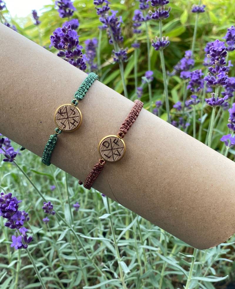 Personalisiertes Armband Mit Buchstaben in Gold // Personalisiertes Familie Geschenk Muttertag von HaLoHandgemacht