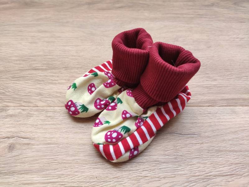 Baby Schühchen Aus Jersey | Schuhgröße 20 Baby Schühchen Aus Jersey | Schuhgröße 20 von HaaluTheUglyBunny