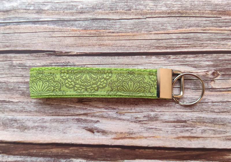 Schlüsselband in Grün Mit Blumen-Motiv von HaaluTheUglyBunny