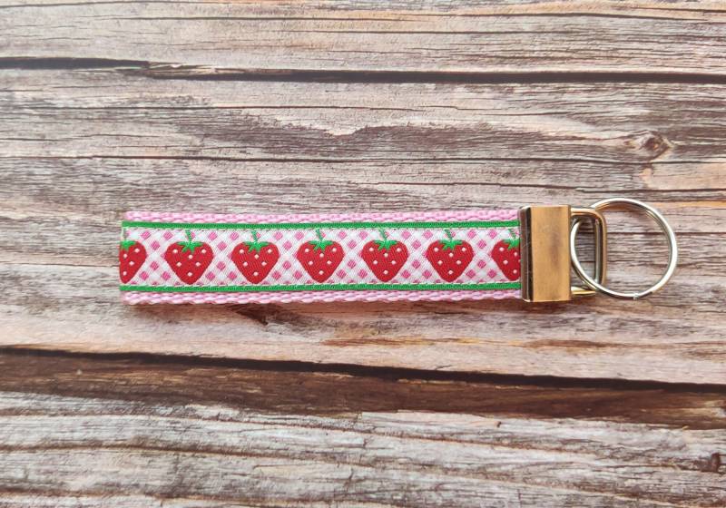 Schlüsselband in Rosa Mit Erdbeeren-Motiv von HaaluTheUglyBunny