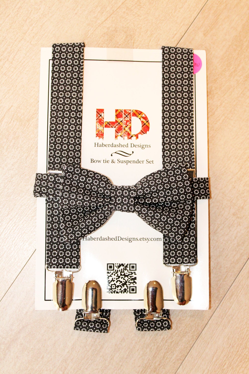 Fliege Und Hosenträger Set - Schwarz Mit Blumenmuster Fliege Und Hosenträger Set - Schwarz Mit Blumenmuster von HaberdashedAndCo