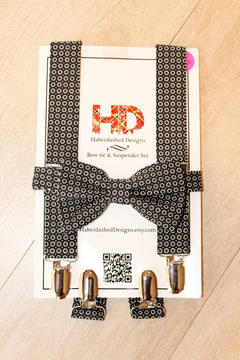Fliege Und Hosenträger Set - Schwarz Mit Blumenmuster Fliege Und Hosenträger Set - Schwarz Mit Blumenmuster von HaberdashedAndCo