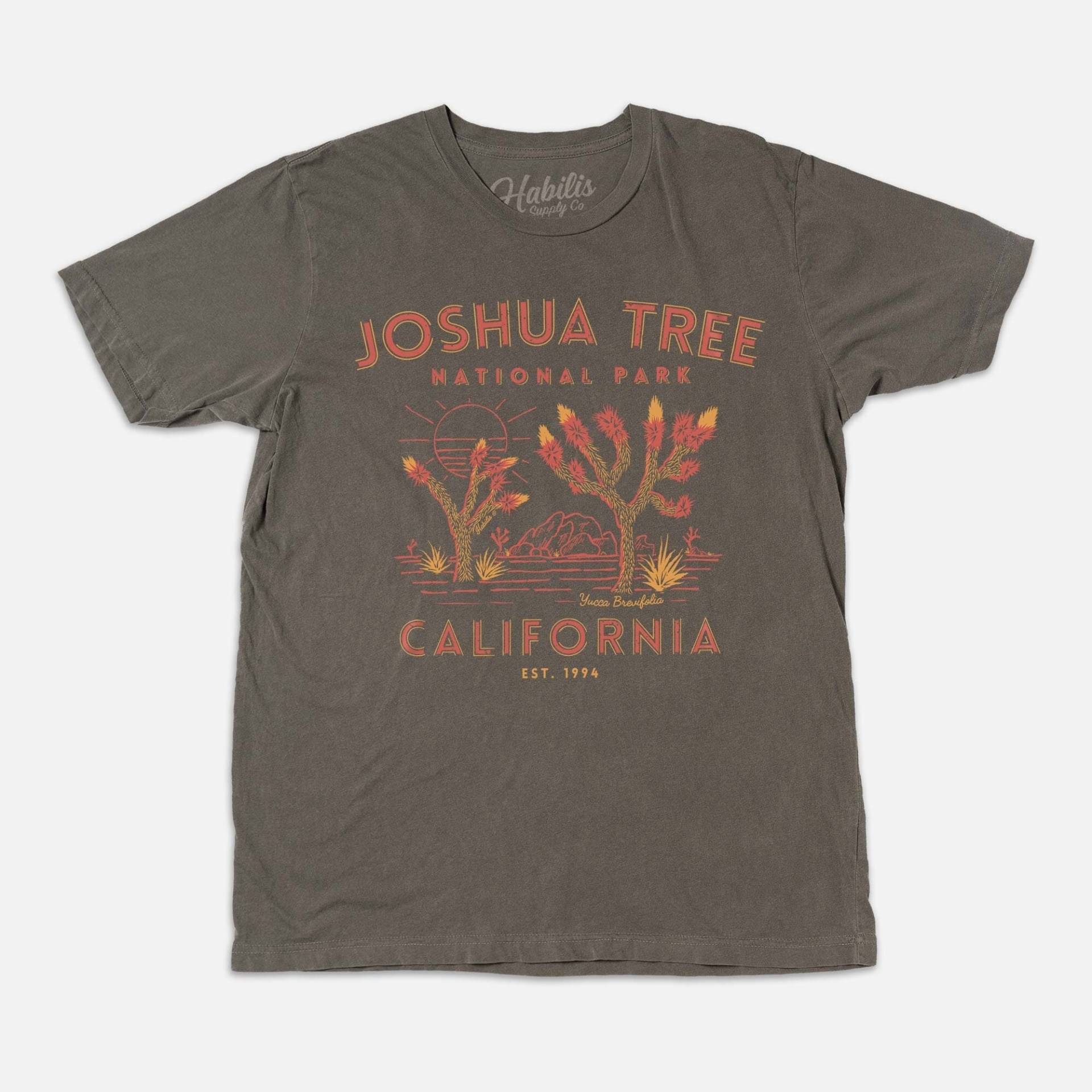 Joshua Tree Kalifornien Nationalpark T-Shirt - Made in Usa Joshua Tree Kalifornien Nationalpark T-Shirt - Made in Usa von HabilisSupplyCo