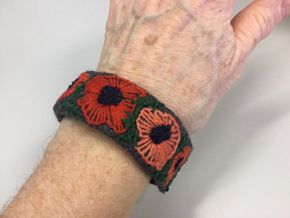 Orange Mohn Hand Bestickt Wolle Armband Orange Mohn Hand Bestickt Wolle Armband von Habjah