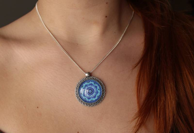 Mandala Halskette Blau | Handgefertigter Anhänger Mit Passender Kette Harz Antike Silberne Farbe Mandala Halskette Blau | Handgefertigter Anhänger Mit Passender Kette Harz Antike Silberne Farbe von HacunaMandala
