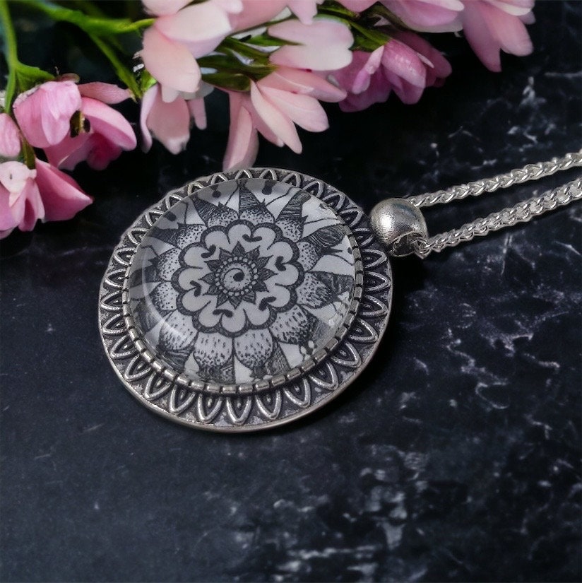 Schwarz Und Weiß Mandala Anhänger Halskette Charm Einstellbare Größe Perfektes Geschenk Für Ihre Spirituelle Boho Zentangle Schmuck | Silber Schwarz Und Weiß Mandala Anhänger Halskette Charm Einstellbare Größe Perfektes Geschenk Für Ihre Spirituelle Boho Zentangle Schmuck | Silber von HacunaMandala