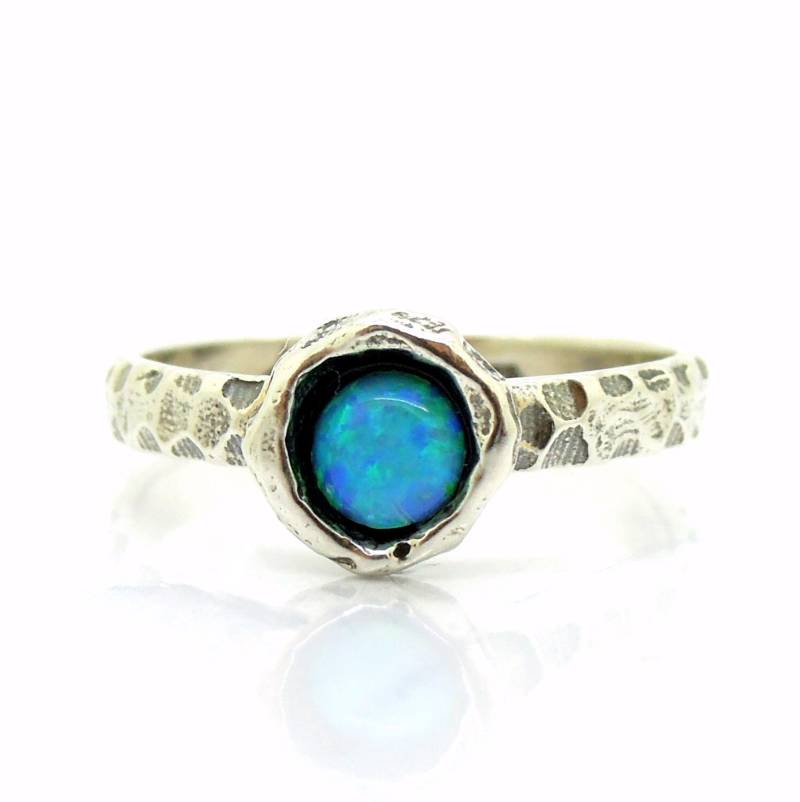 Blue Opal Ring Aus Gehämmertem Sterlingsilber Gesetzt, Stapeln von Hadas1951