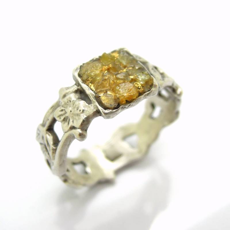 Blumen-Verlobungsring , Roh-Diamant-Ring, Mit 24 Karat Gelbgold Blumen-Design Sterling Silber Band von Hadas1951