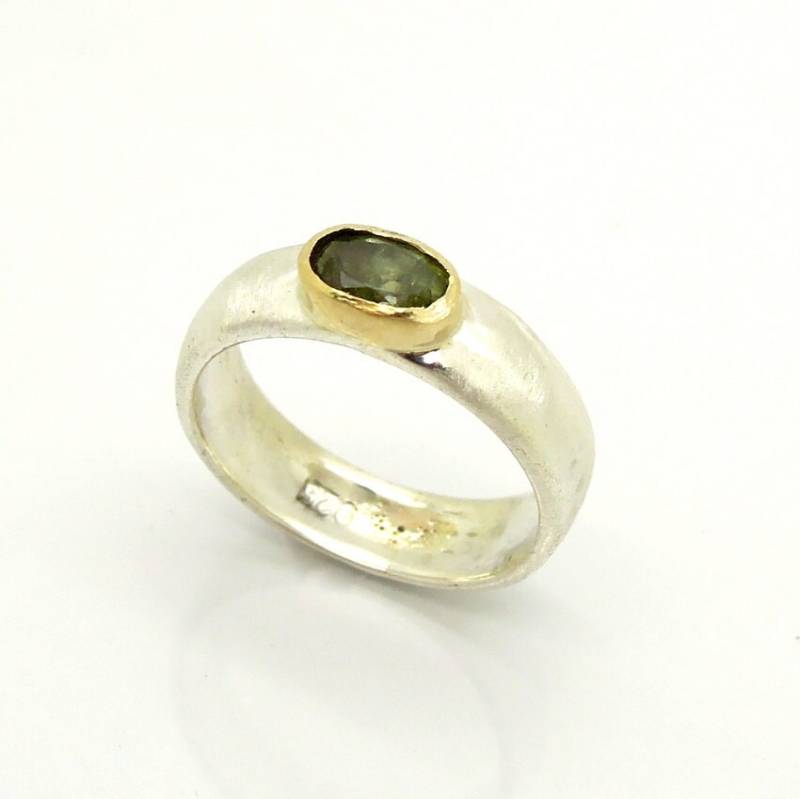 Edelstein-Ring Mit Einem Grünen Turmalin in Gold Und Silber Matt Gesetzt von Hadas1951
