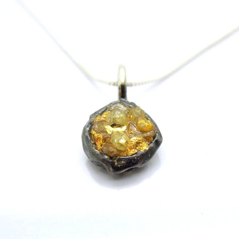 Ungeschliffener Diamantkettenanhänger, 24K Gelbgold in Oxidiertem Silber, Silberkette Enthalten von Hadas1951