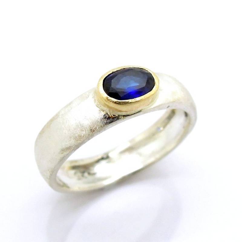 Matt Silber-Ring Mit Einem Ovalen Blauen Saphir in Gold von HadasGold