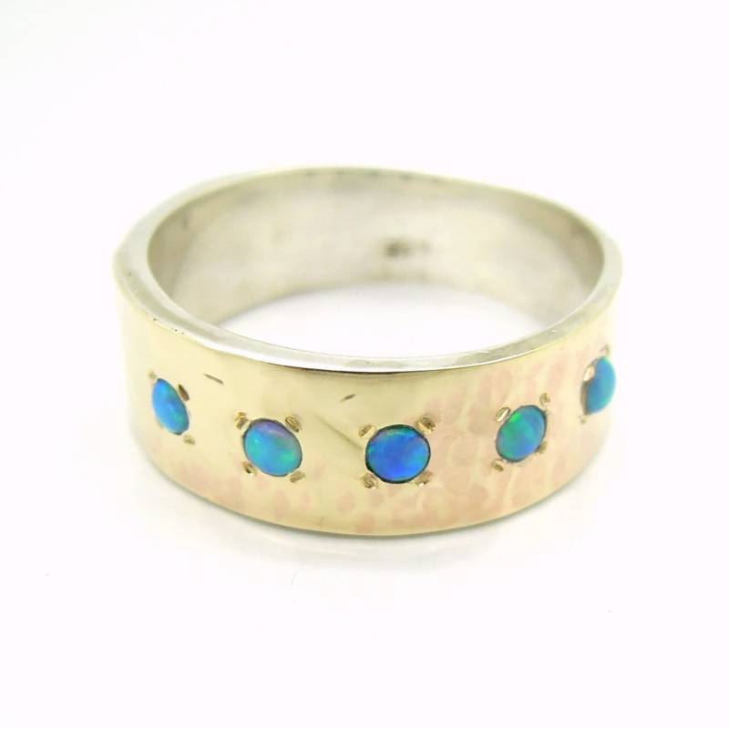 Opal Ring Mit Gehämmerten Gelbgold & Silver von HadasGold