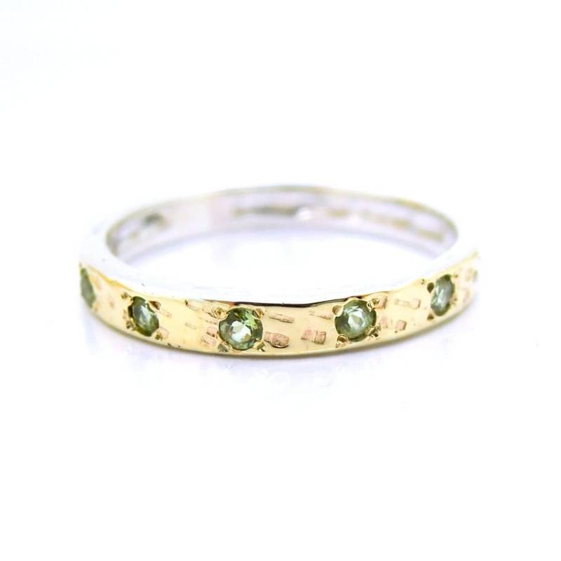 Peridot Ring Mit Gehämmerten Gold Auf Silber von HadasGold