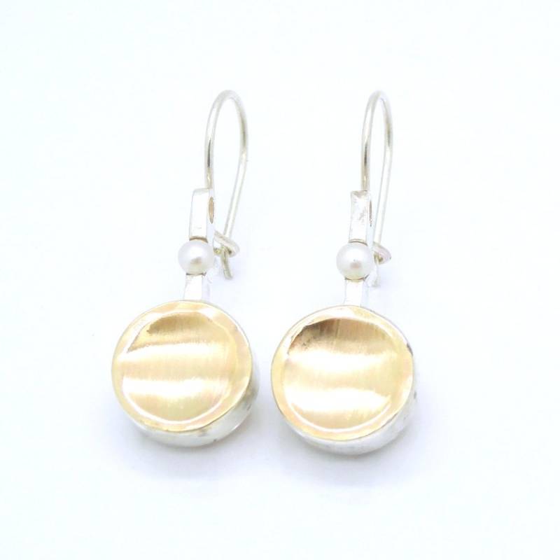 Runde Baumeln Silberne Ohrringe Mit Gold Gebürstet von HadasGold