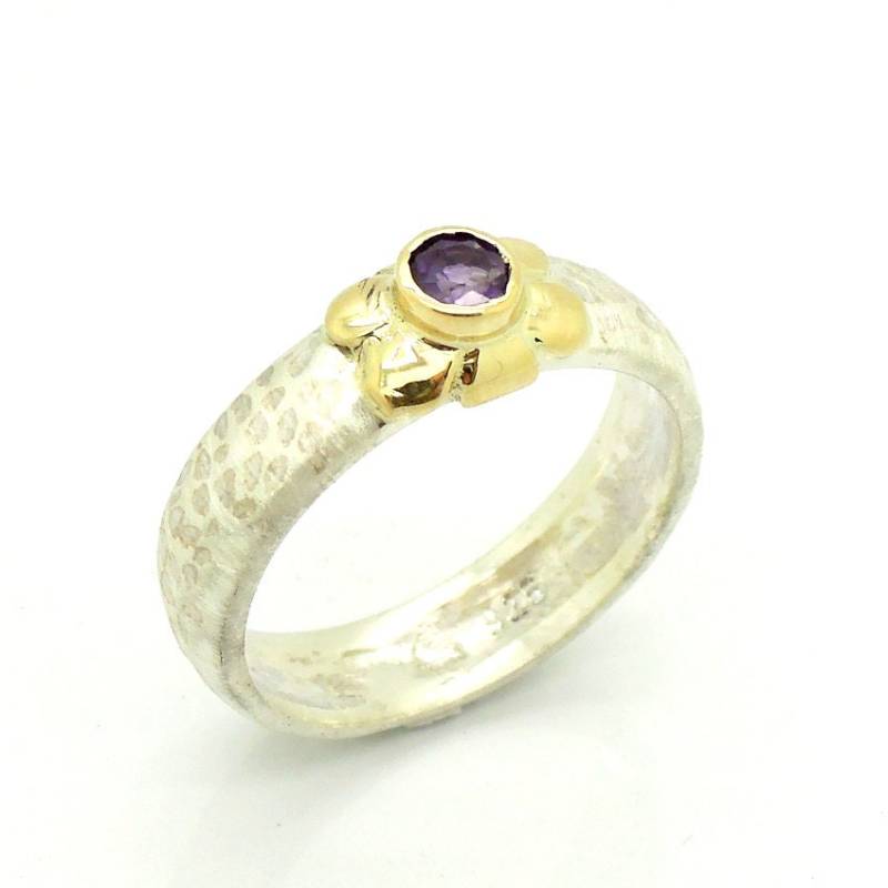 Silberring Mit Amethyst Set in Einer Goldenen Blume Hadasgold von HadasGold