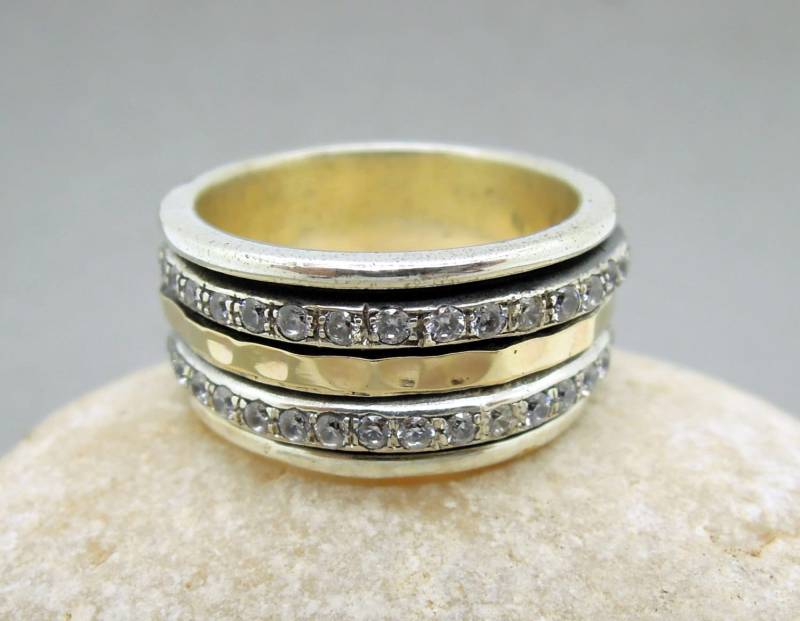 Weit Gehämmert Silber Und Gold Ring Mit Zirkone von HadasGold