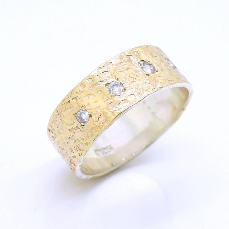 Zircon Ring With Hammered Yellow Gold & Silver von HadasGold