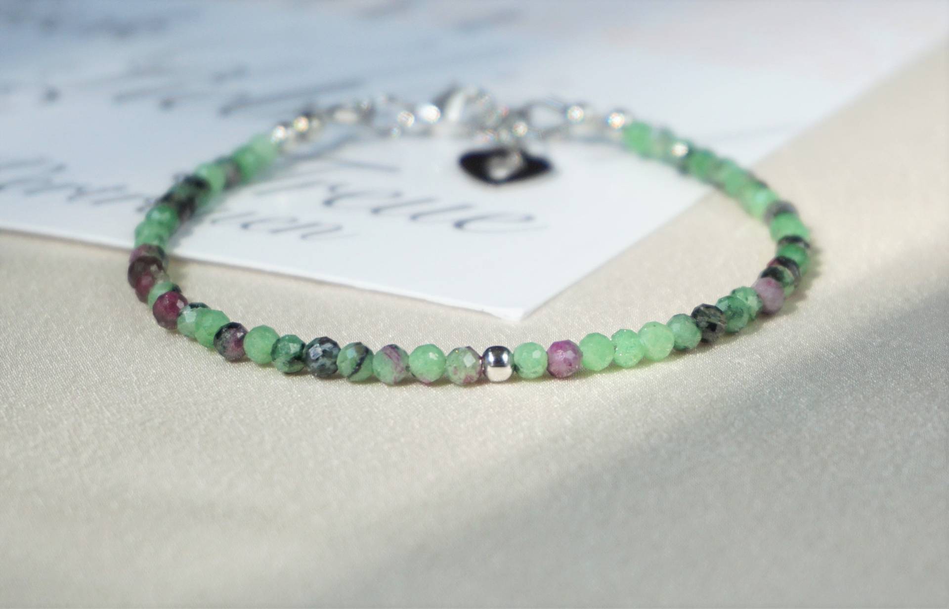 Grüner Rubin Zoisit Armband Aus Echten Natürlichen Edelsteinperlen, Rot Chakra-Yoga-Heilkristall, Juli Geburtsstein Armkette Grüner Rubin Zoisit Armband Aus Echten Natürlichen Edelsteinperlen, Rot Chakra-Yoga-Heilkristall, Juli Geburtsstein Armkette von HadisDesigns