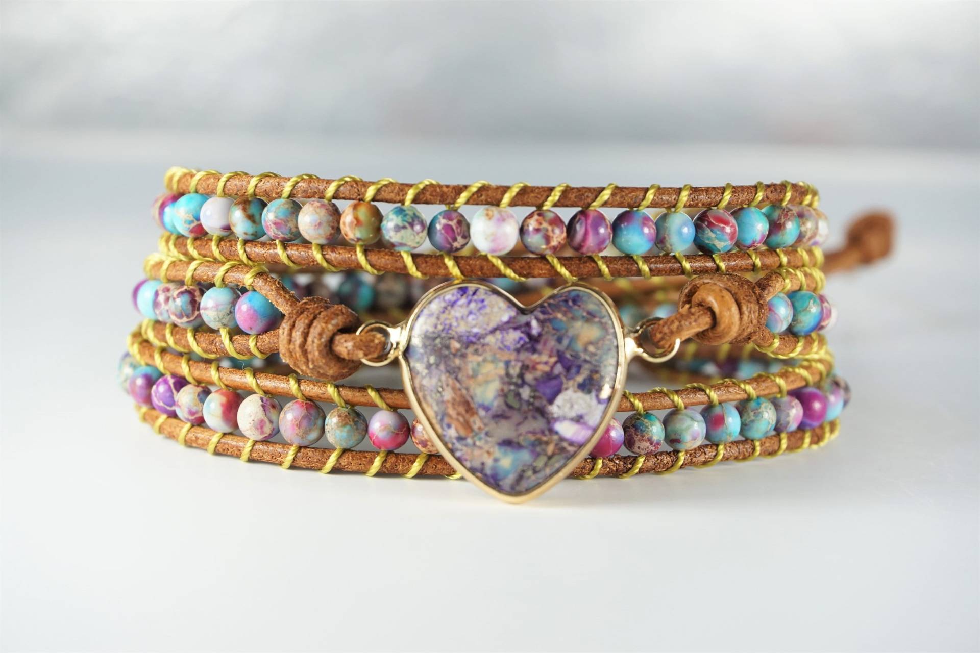 Handgewickeltes Armband Aus Lila Kaiserlichem Jaspis-Edelstein Und Lederschnur, Ein Farbenfrohes Trendiges Stück Handgewickeltes Armband Aus Lila Kaiserlichem Jaspis-Edelstein Und Lederschnur, Ein Farbenfrohes Trendiges Stück von HadisDesigns