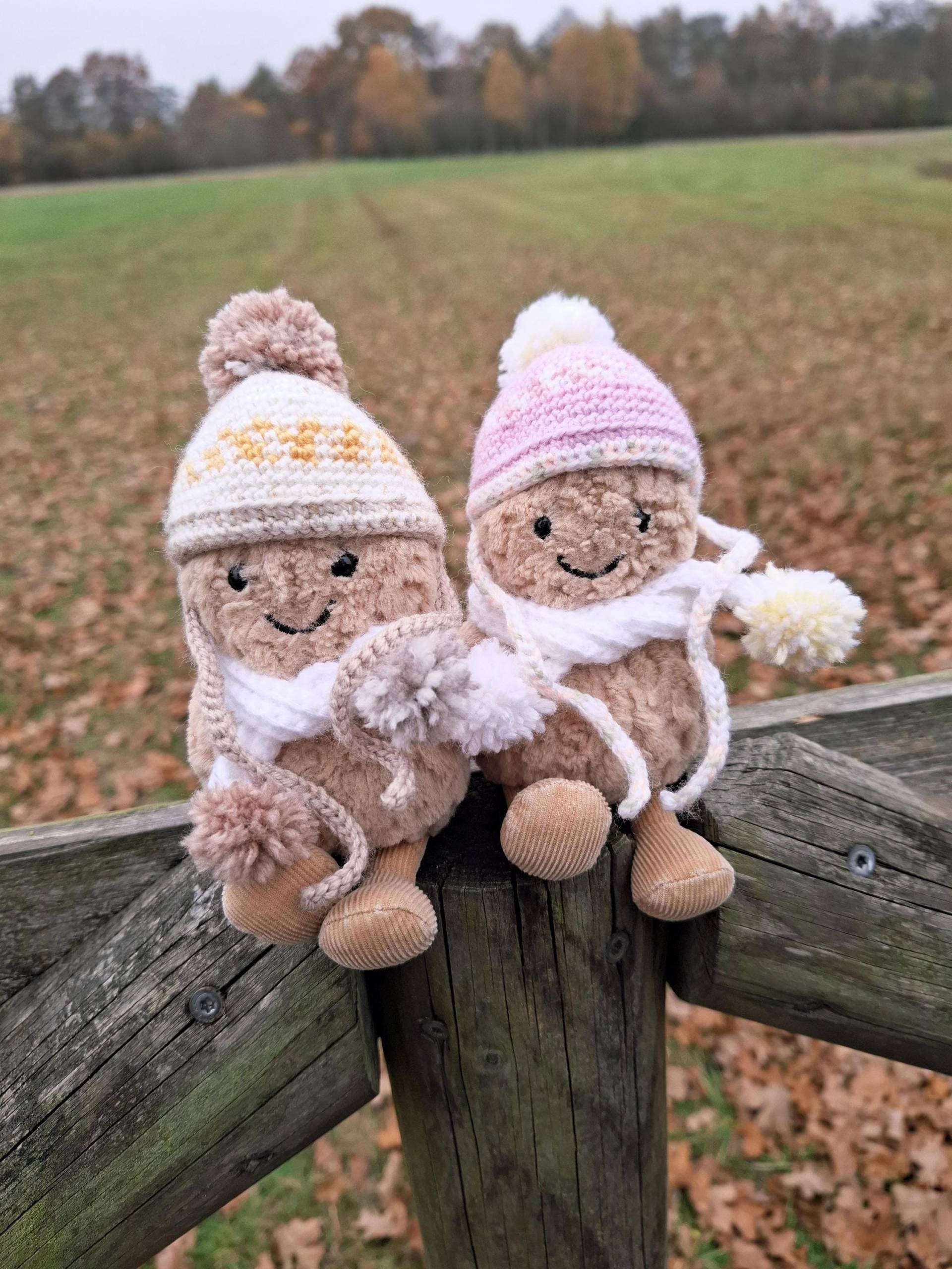 Winter-Outfit Mit Bommel-Mütze Und Schal Für Erdnuss-Plüschtier/Winter Outfit/ Kleidung Gehäkelt/ Ornament/ Kein Spielzeug/ Nicht Kinder von HaekelMuttiManu