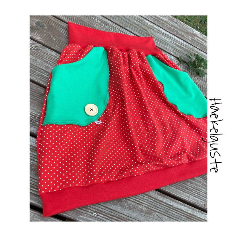 Lieblingsrock Punkte Rot Grün Damen Rock Bunter Holzknopf Hüftrock Mit Taschen Punkteliebe Püppi von Haekelguste