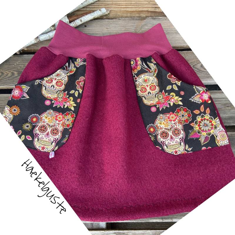 Skulls Wollwalk Rock Dia De Muertos Calaveras Totenköpfe Goth Warmer Beere Weinrot von Haekelguste