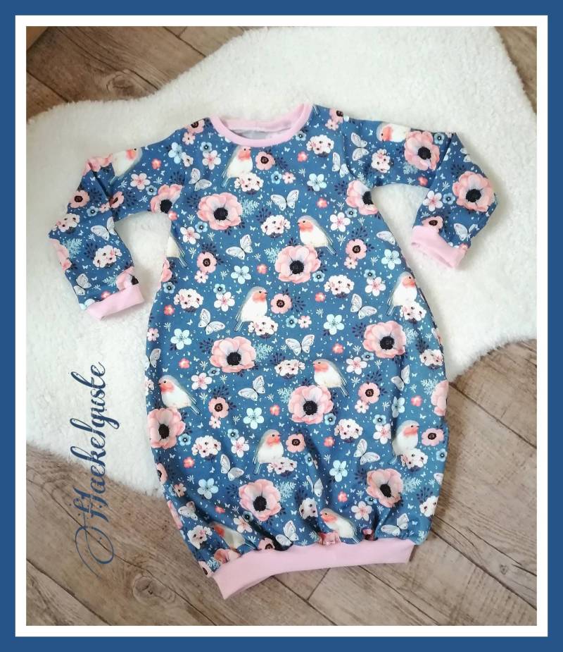 Wunschgröße Kurz - Langarm Ballonkleid Mädchen Kleid Vogel Jeansblau Blumen von Haekelguste