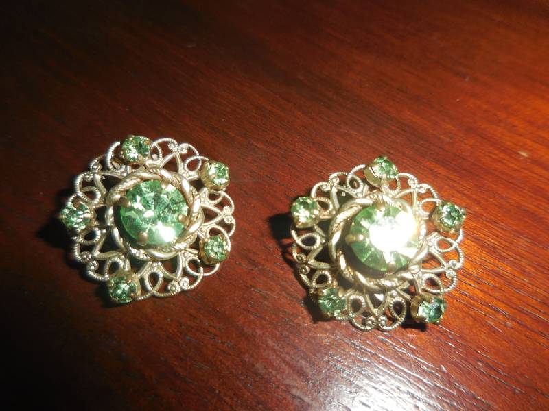 Alter Modeschmuck Ohrclipse Grüne Steine Vintage Seltenes Fundstück 30Er Jahre von Haekeliris