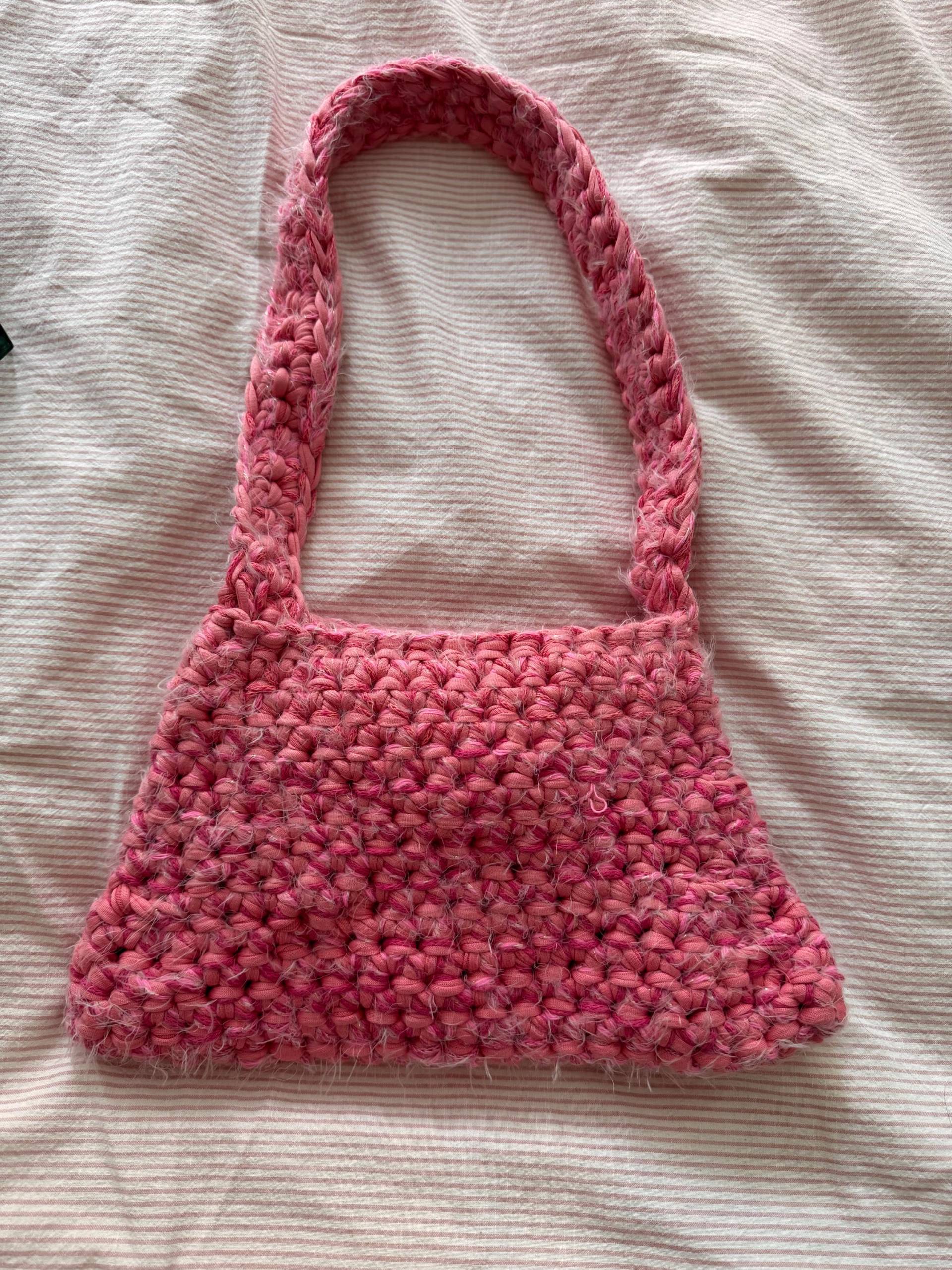 Kleine Rosa Handtasche Gehäkelt, Festliche Häkeln Tasche Mit Angorawolle, Glitzer Handgemacht, Ausgefallene Gehäkelte Schultertasche von HaekelliebeByKrissi