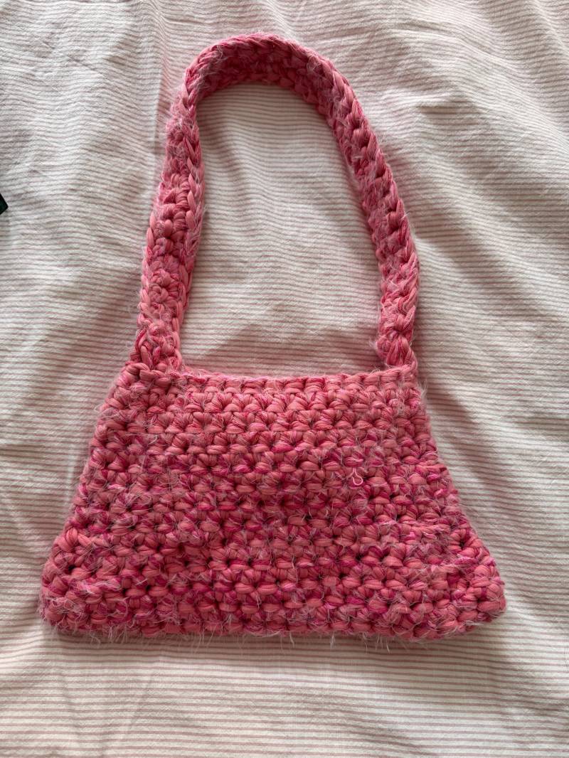 Kleine Rosa Handtasche Gehäkelt, Festliche Häkeln Tasche Mit Angorawolle, Glitzer Handgemacht, Ausgefallene Gehäkelte Schultertasche von HaekelliebeByKrissi