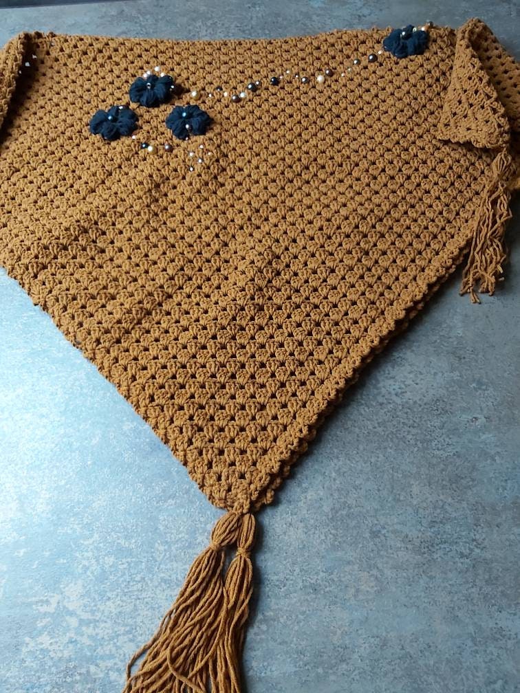 Brauner Poncho Mit Perlen Als Verzierung Brauner Poncho Mit Perlen Als Verzierung von Haekelsuse