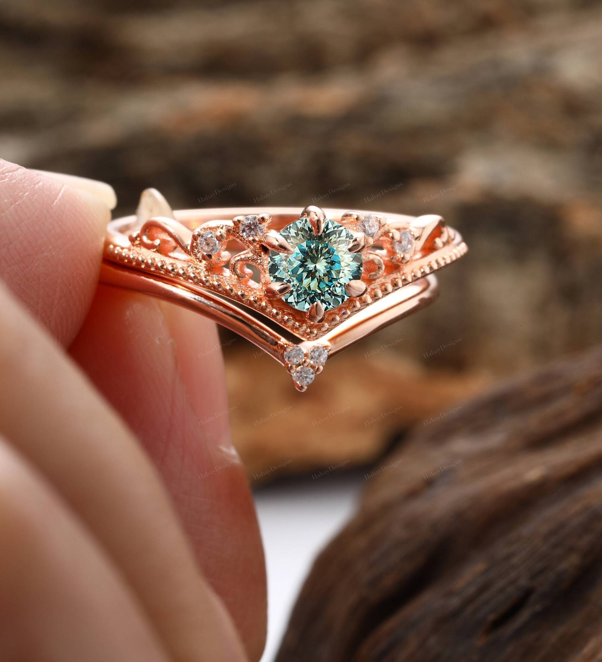 Einzigartiger Cyan Blauer Moissanite Brautring/0, 5Ct Runder Ehering Petrol Ring Jubiläumsring Winzige Stapelringe von HahayDesigns