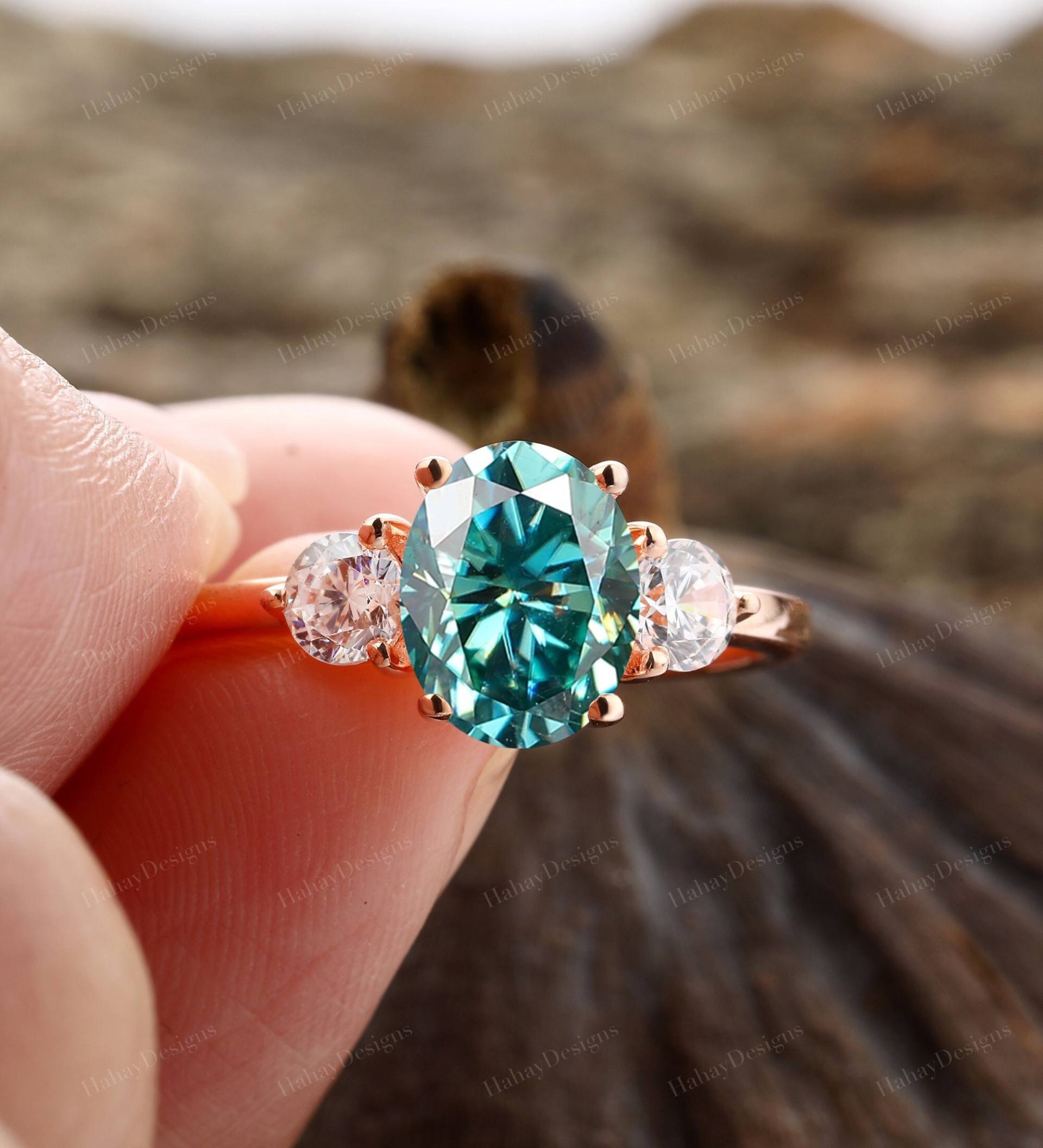 Valentinstag Geschenk/Vintage Grüner Moissanite Ring 2Ct Oval Teal Ringe Blaugrüne Low Profile Eheringe von HahayDesigns