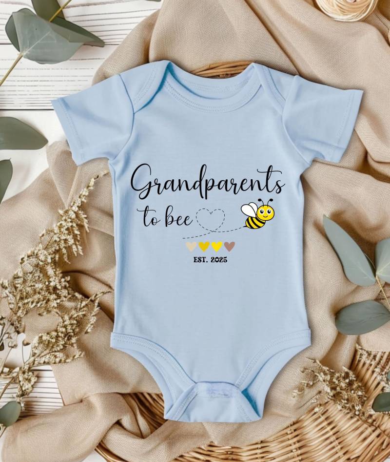 Großeltern Zu Bienen Body, Sein, Schwangerschaftsankündigung An Die Eltern, Reveal, Oma Grandpa Annoucement, Baby Bodysuit von HaileyHeartDesign