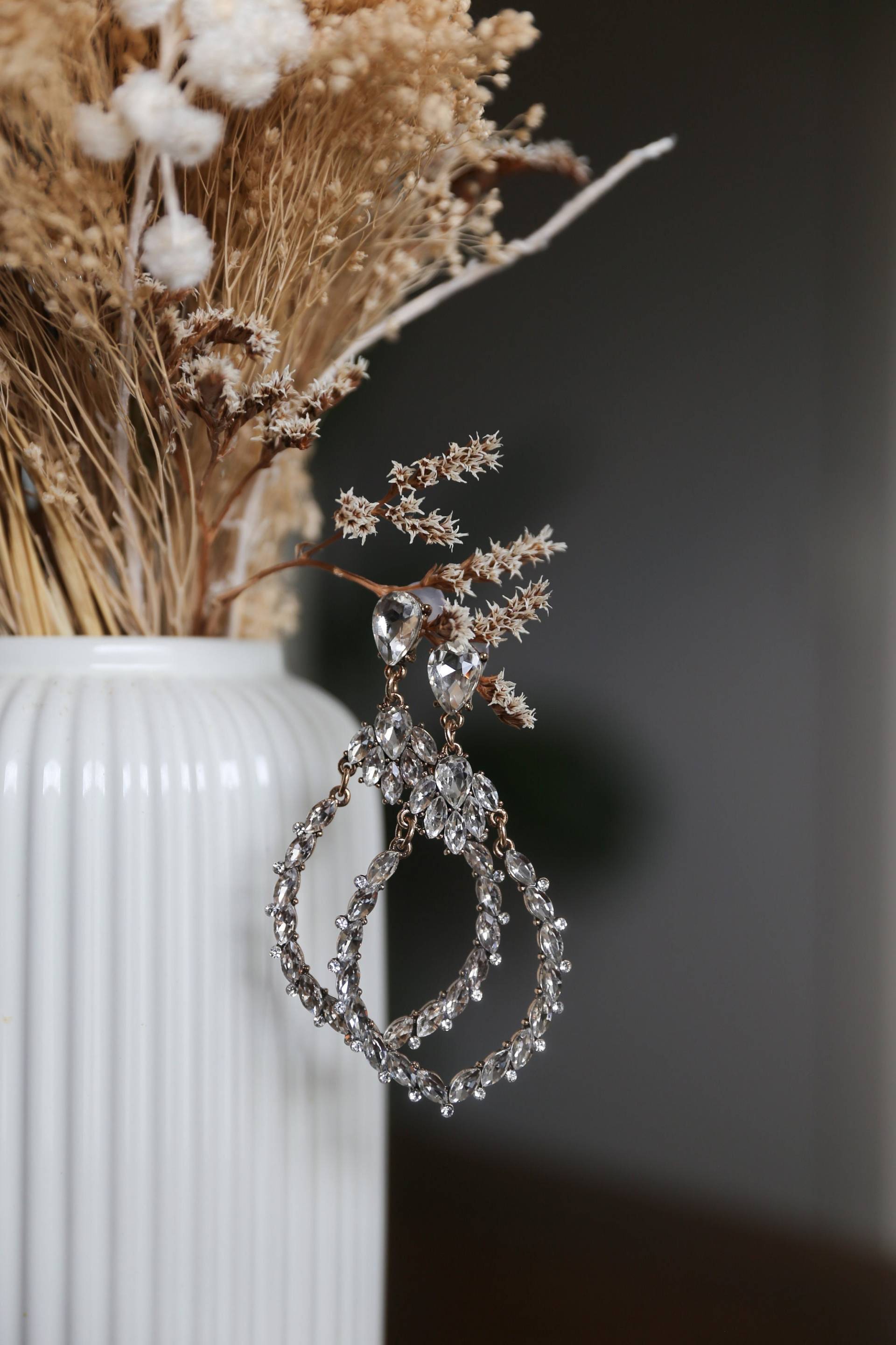 Große Statement Kristall Teardrop Ohrringe von HailsandCo