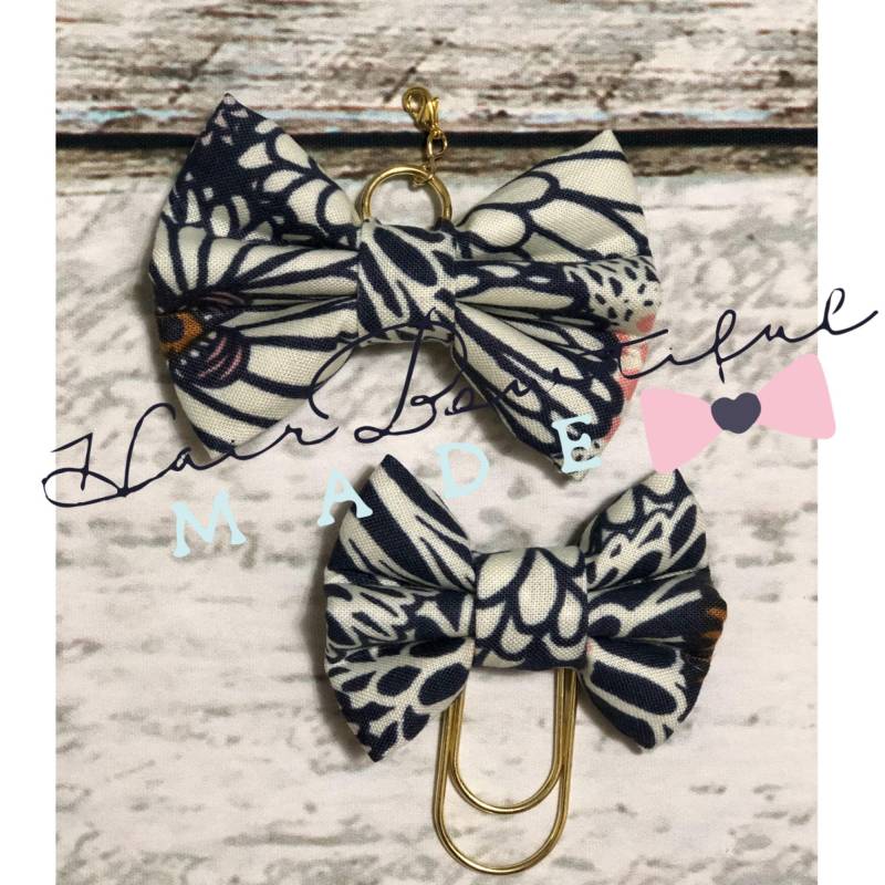 Gänseblümchen Freude Marine Stoff Bogen Charm, Schleife Büroklammer, Reises Notebook Planer Charm von HairbowtifulMade