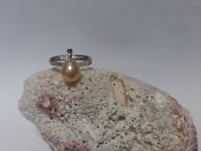 Damenring Mit Blauem Brilliant Und Perle von Hairico