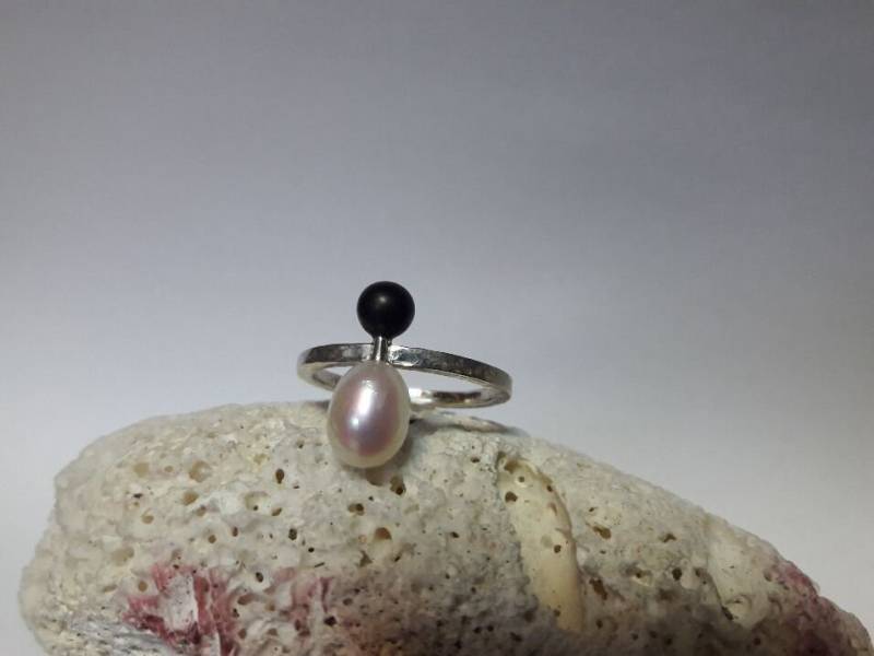 Ring Silber Mit Weißer Perle U. Onyx von Hairico