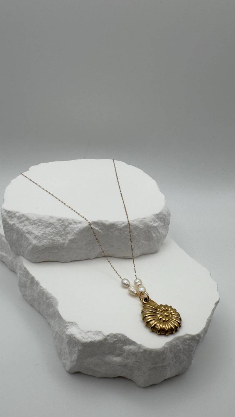 18K Gold Plated Sunburst Pendant Necklace With Freshwater Pearls | Handmade Minimalist Jewelry Elegant Coastal-Inspired 18K Gold Plated Sunburst Pendant Necklace With Freshwater Pearls | Handmade Minimalist Jewelry Elegant Coastal-Inspired von Hajiinoo