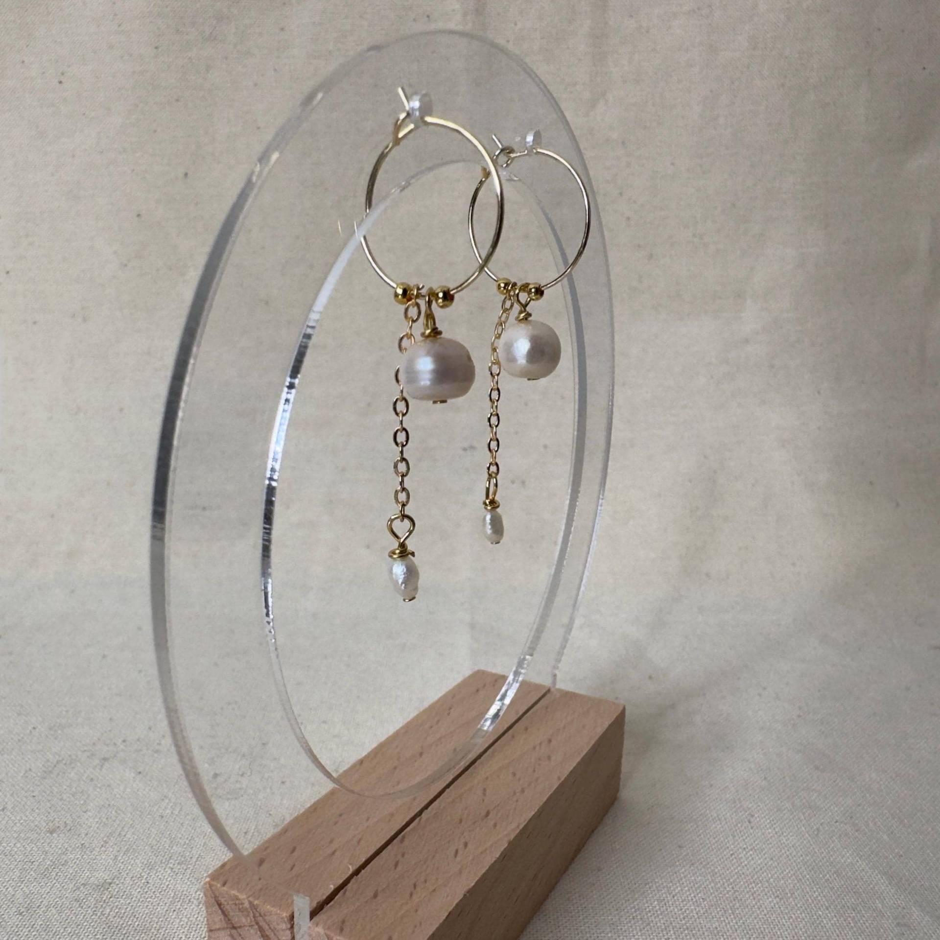 Golden Hoop Pearl Earrings - Delicate Handmade Jewelry With Freshwater Pearls Golden Hoop Pearl Earrings - Delicate Handmade Jewelry With Freshwater Pearls von Hajiinoo