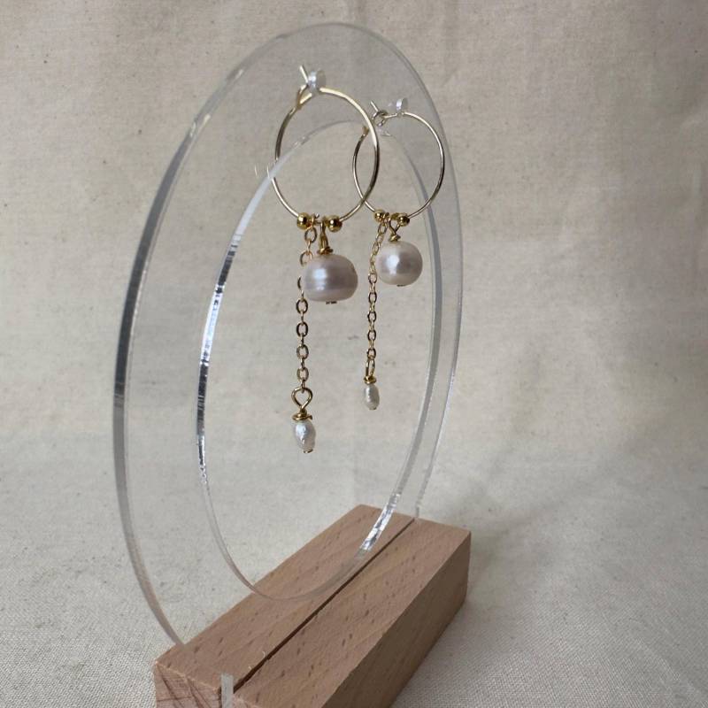 Golden Hoop Pearl Earrings - Delicate Handmade Jewelry With Freshwater Pearls von Hajiinoo