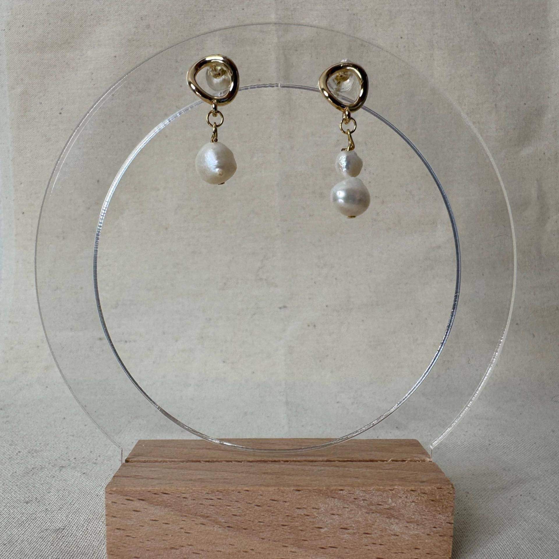 Goldene Doppelperlen-Ohrringe - Eleganter Handgefertigter Schmuck Mit Süßwasserperlen Goldene Doppelperlen-Ohrringe - Eleganter Handgefertigter Schmuck Mit Süßwasserperlen von Hajiinoo
