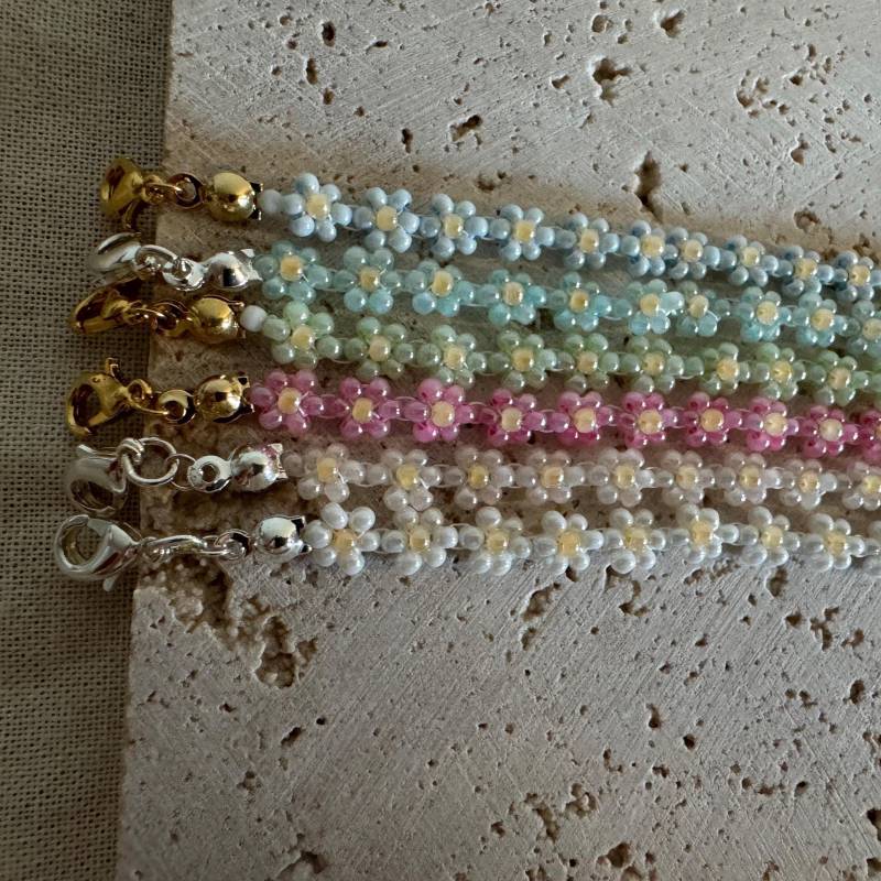 Handgefertigte Perlenarmbänder Mit Blumenmuster - Farbauswahl Handgefertigte Perlenarmbänder Mit Blumenmuster - Farbauswahl von Hajiinoo