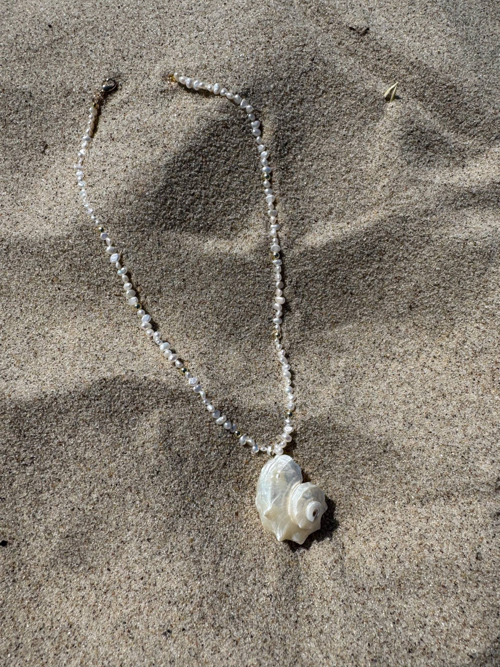 Handmade Pearl & Shell Necklace - Two Variants | 14K Gold Plated Accents Minimalist Ocean-Inspired Jewelry Unique Summer Statement Piece Handmade Pearl & Shell Necklace - Two Variants | 14K Gold Plated Accents Minimalist Ocean-Inspired Jewelry Unique Summer Statement Piece von Hajiinoo