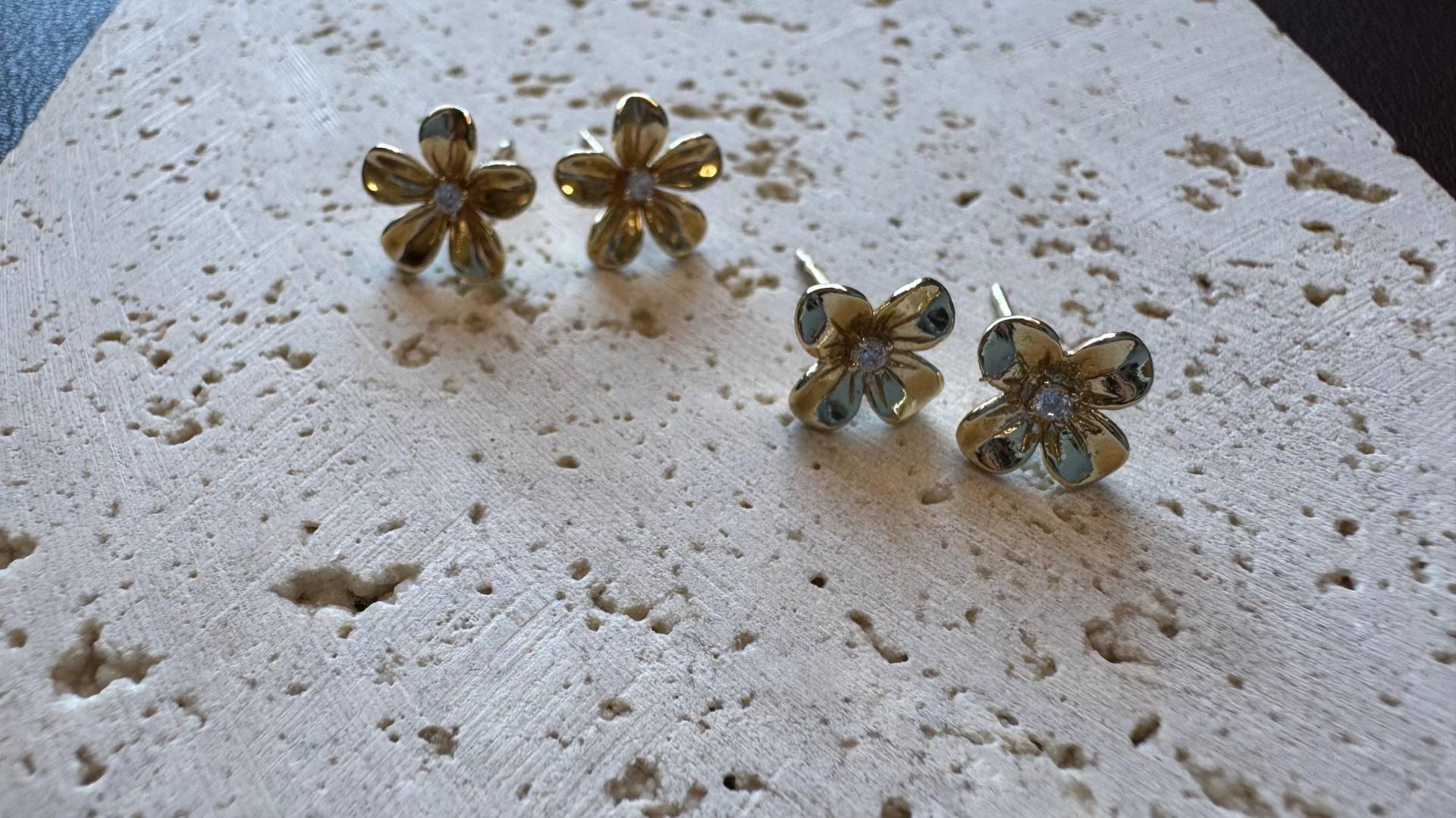 Vergoldete Blüten-Ohrringe Mit Zirkonia - Elegante Blumen Ohrstecker, Goldene Blume Ohrringe, Geschenkidee Für Sie von Hajiinoo