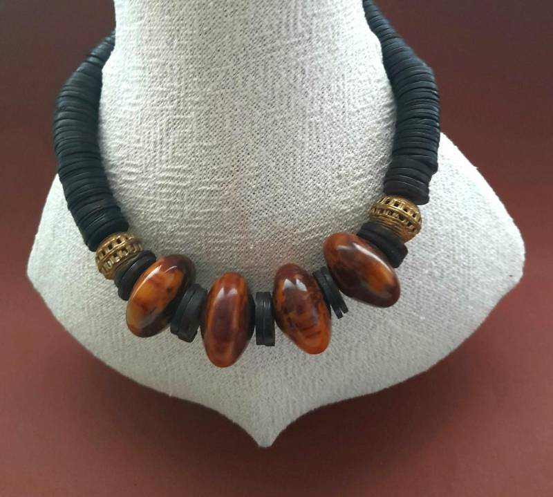 Kokosnusskette Mit Vintage Bakeliteperlen Kokosnusskette Mit Vintage Bakeliteperlen von Hakehana