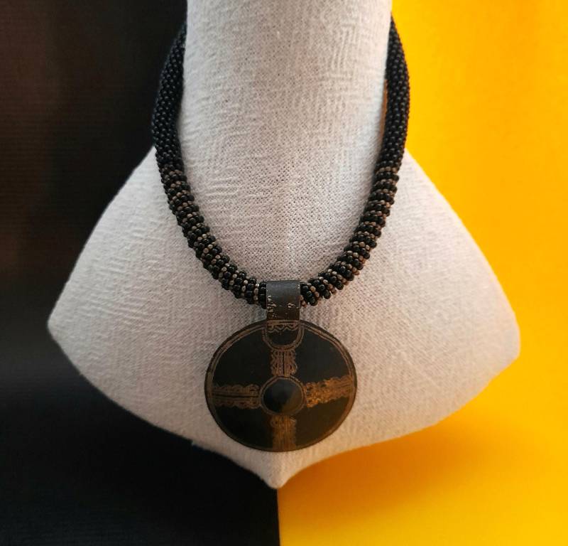 Lange Seilkette Mit Rocaillesperlen Und Tuareg Pendant Lange Seilkette Mit Rocaillesperlen Und Tuareg Pendant von Hakehana