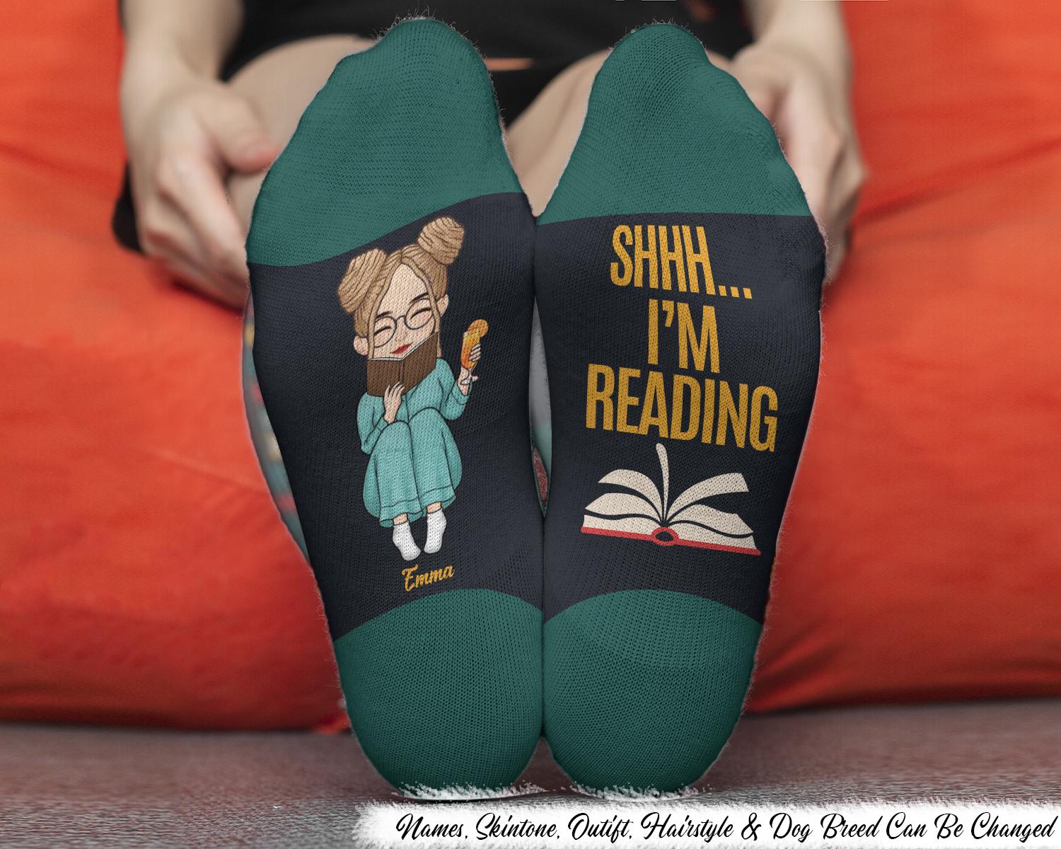 Shhh ...ich Lese, Benutzerdefinierte Crew Socken - Personalisierte Geschenke Für Buchliebhaber, Leseratten, Leser Mit Meinem Lesespiel Schritt Halten von HakkiAsanStudio
