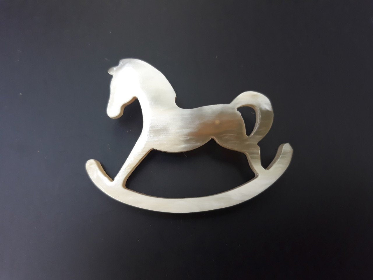 Büffelhorn Schaukelpferd Brosche, Pferdeschmuck, Lapel Boutonniere, Brosche von HalaCraft